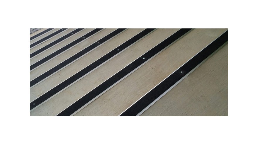 公共區域安全，防滑膠帶來守護！